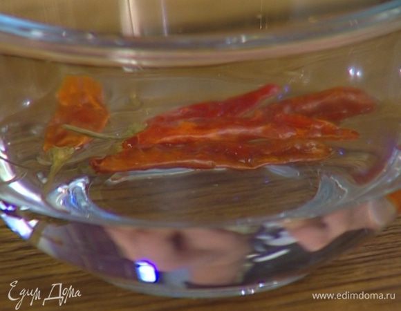 Перец чили замочить на 5 минут в воде, затем просушить бумажным полотенцем и мелко порезать.