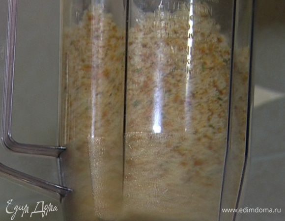 Хлеб подсушить в разогретой духовке, затем измельчить в блендере.