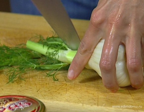 С фенхеля срезать зелень и мелко ее порубить.