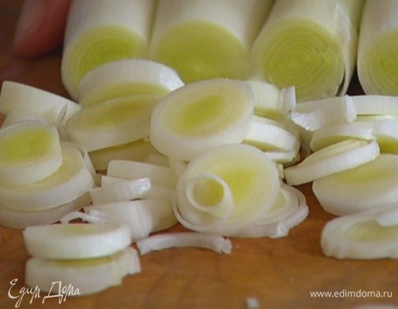 Сельдерей и светлую часть 1 лука-порея крупно нарезать.
