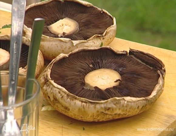 Грибы вымыть и просушить бумажным полотенцем.