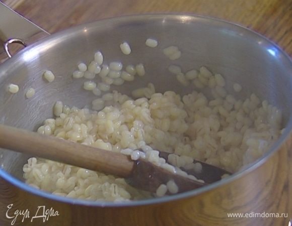 Перловую крупу отварить до полуготовности, а затем опустить в бульон или сразу варить в бульоне.