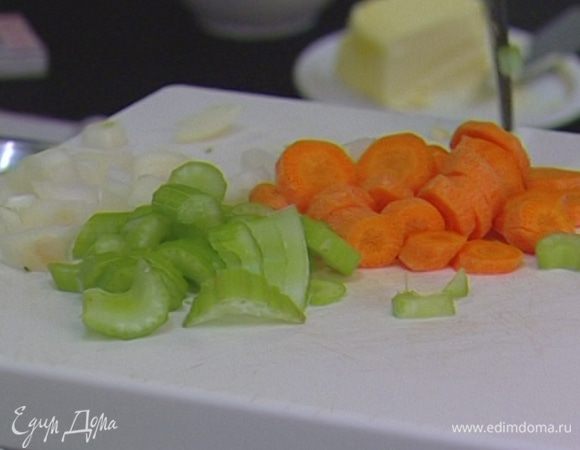 Лук, сельдерей, морковь и 2 зубчика чеснока почистить и порезать, не смешивая их.