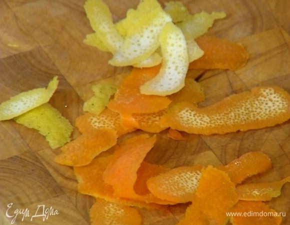 Цедру апельсина и лимона снять и крупно порезать, отжать из цитрусовых сок.