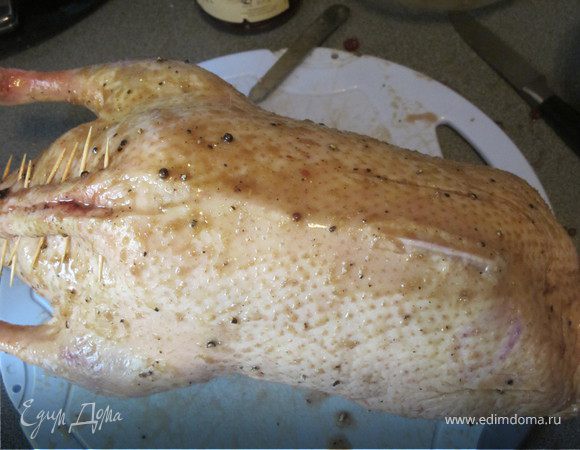 Утку промыть и просушить. Чернослив, курагу, гвоздику залить коньяком и дать постоять около 30 минут. В сухофрукты добавить мелкопорезанное яблоко и варенье.Смешать горчицу,мед, масло, соль и перец. Тщательно натереть утку маринадом внутри и снаружи.Плотно нафаршировать утку сухофруктами, скрепив зубачистками дырку.Положить утку врукав для запекания и убрать в холодильник на 2-3 часа. Запекать в духовке при температуре 180градусов около 2 часов.