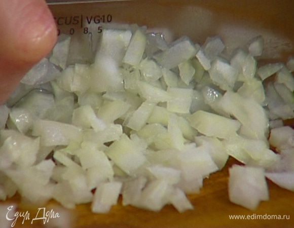 Лук почистить и мелко порубить.