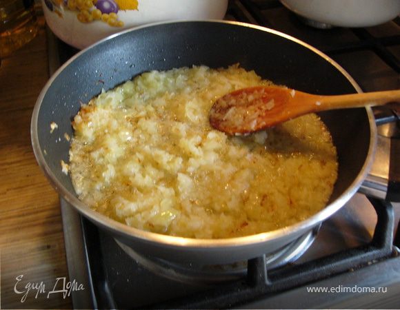 Лук мелко порезать и обжарить с фаршем и чесноком на раскаленной сковороде или в воке до слегка коричневатого цвета. 
