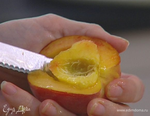 Персики разрезать пополам, освободить от косточек. Из каждой половинки персика вынуть немного мякоти и измельчить ее.