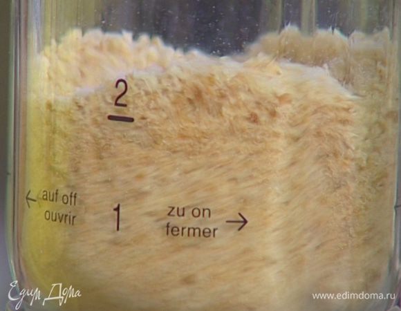 Хлеб поломать на кусочки, если надо, подсушить в духовке и измельчить в блендере. 