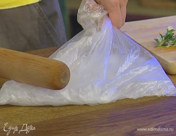 Лед положить в полиэтиленовый пакет и с помощью скалки измельчить в крошку. 