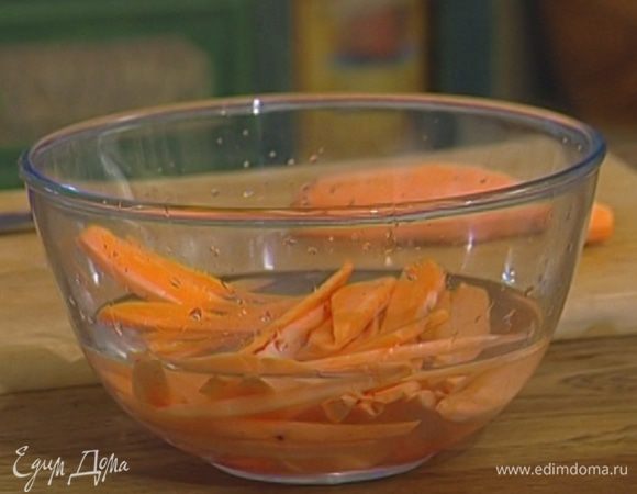 Картофель почистить и нарезать тонкой соломкой. Залить холодной водой и вымачивать в течение 5 минут.