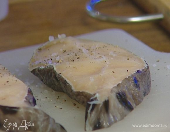 Рыбу вымыть, просушить бумажным полотенцем, посолить и поперчить.