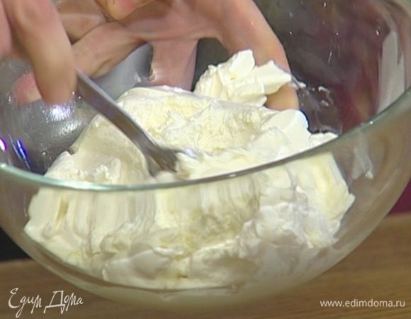 Творог протереть через сито. Добавить сметану, все вымешать.