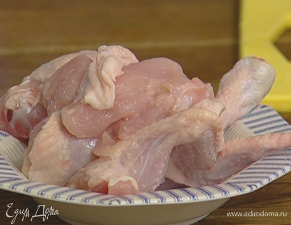 Тушку курицы вымыть, просушить бумажным полотенцем и порезать на куски.