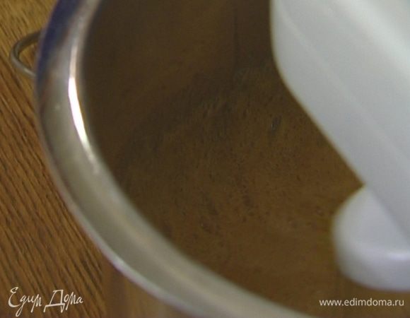 Яйца взбить с сахаром.