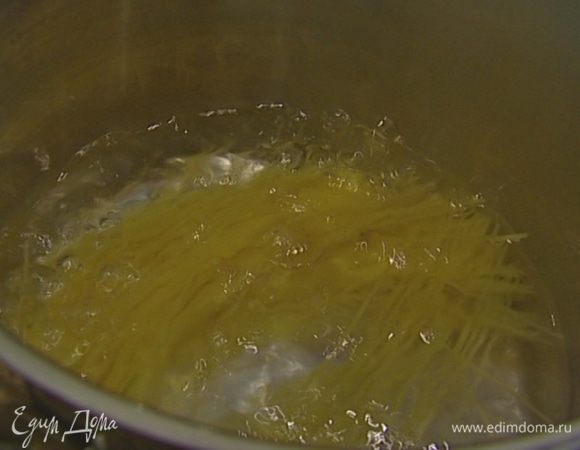 Спагетти отварить в подсоленной воде, не доварив до готовности 2 минуты.