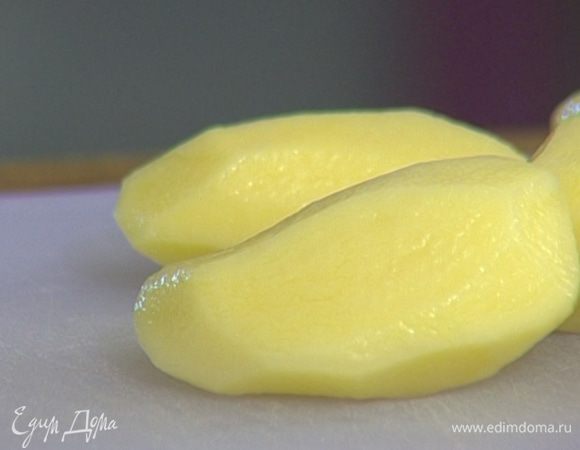 Картофель почистить и нарезать кубиками.