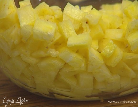 Ананас почистить и нарезать маленькими кубиками. 