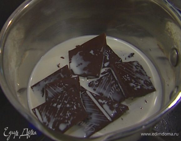 Приготовить шоколадный соус: 11%-ные сливки разогреть в маленькой кастрюле, добавить поломанный на кусочки шоколад и ликер. Помешивая, дождаться, когда шоколад растопится и соус станет гладким и однородным.