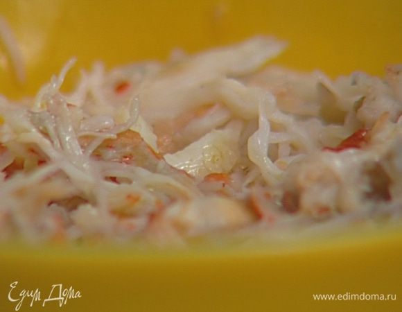 Мясо крабов освободить от перепонок и измельчить.