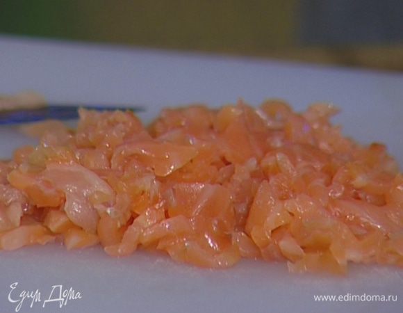 Семгу нарезать небольшими тонкими полосками.