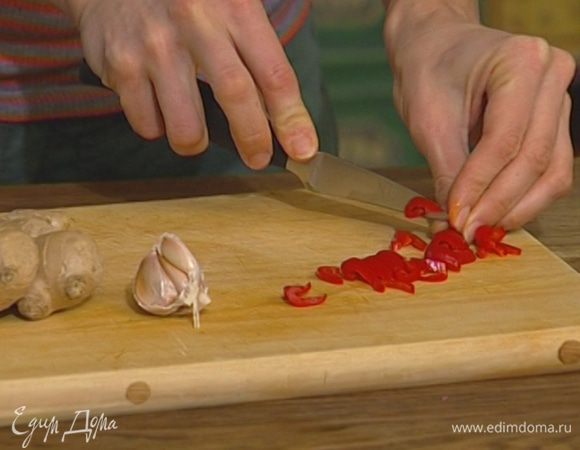 Перец чили, удалив семена, мелко порубить. 