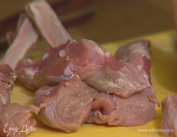 Отбивные вымыть, просушить бумажным полотенцем, посолить и поперчить.