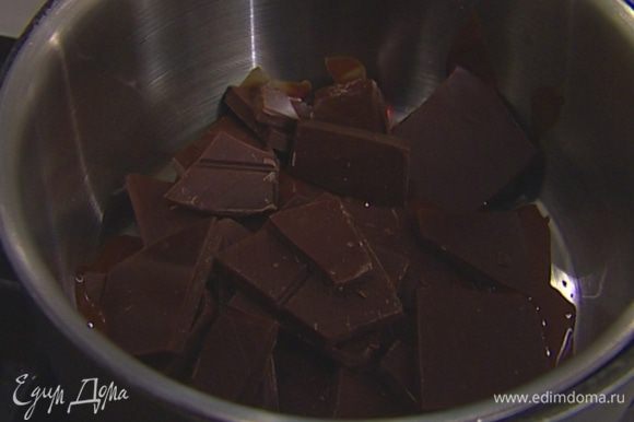 Оба вида шоколада растопить в отдельных маленьких кастрюлях на водяной бане.