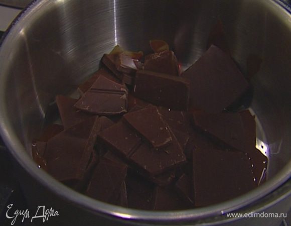 Оба вида шоколада растопить в отдельных маленьких кастрюлях на водяной бане. 