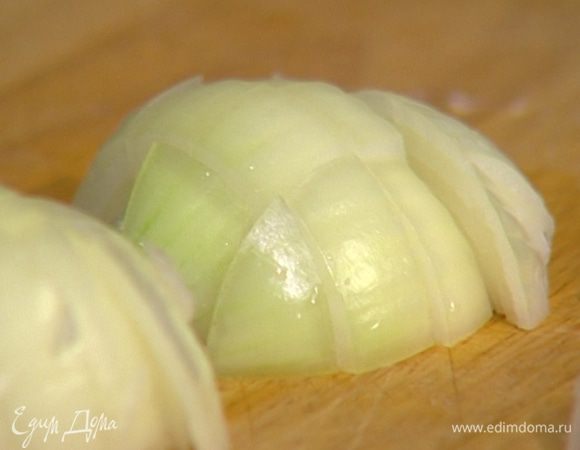 Лук и чеснок почистить и порубить. 