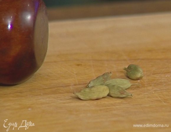 Стручки кардамона раскрыть, вынуть зерна и растереть их в ступке.