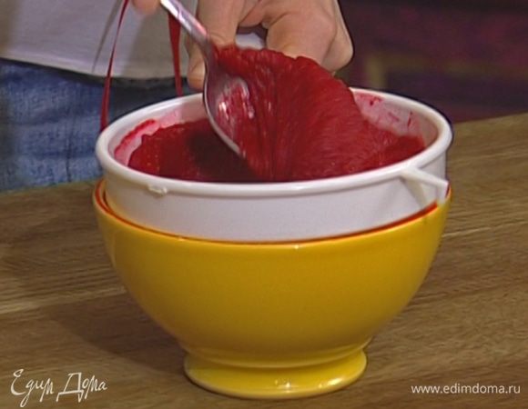 Малину слегка разморозить, взбить в блендере и протереть через сито.
