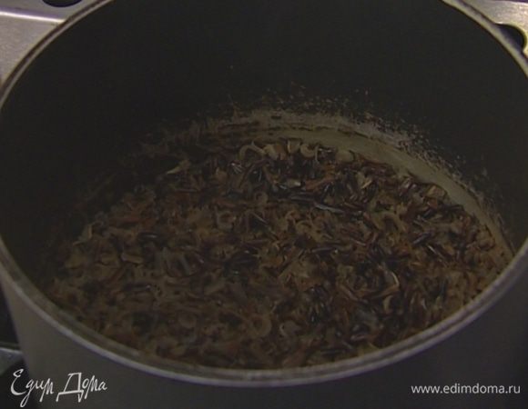 Рис отварить согласно инструкции на упаковке и сбрызнуть лимонным соком.