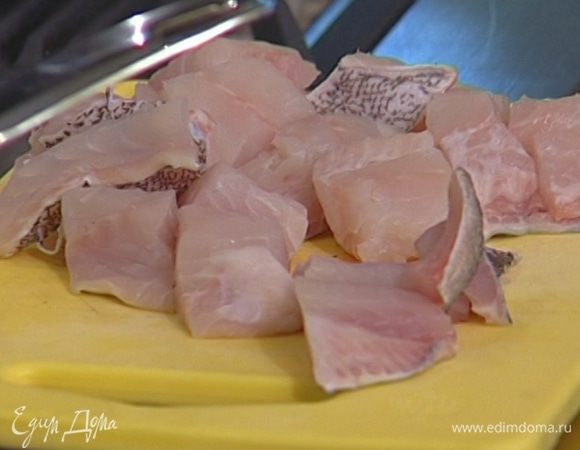 Рыбу вымыть, просушить бумажным полотенцем, нарезать небольшими кусками и присыпать солью.