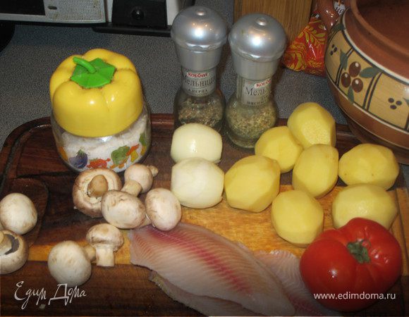  Все продукты режутся средними кубиками и укладываются слоями в горшочек. Растительное масло-лук-сушенный помидор-рыба-соль-специи-картошка-соль-специи-майонез-грибы-укроп-майонез. Сверху выкладываем кружочек помидора, который лучше отрезать потолще. Запекать в духовке при температуре 180 градусов около 30-40 минут.