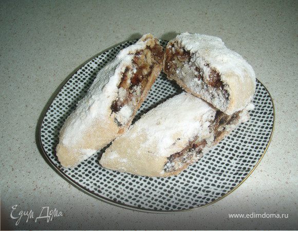 взбитое яйцо смешиваем с размягченным сл.маслом и сметаной,добавляем соду(возбужденную уксусом)соль,муку и,вымешиваем густое тесто.делим замес на 3 части,каждую из которых раскатываем довольно тонко(5-7мм.)щедро посыпаем корицей,смазываем повидлом(оставив края свободными),посыпаем орехами и изюмом(кол-во со второй попытки отрегулируется).закручиваем рулет,транспортируем его швом вниз на лист,с остальными поступаем также(оставив между братьями зазоры для роста).... и разогретая духовка ждет....при 180гр.доводим рулеты до готовности(палочкой проверяем готовность),вынимаем и тут же без церемоний -режем горячими.даем слегка остыть и посыпаем щедро пудрой!!!!!!!