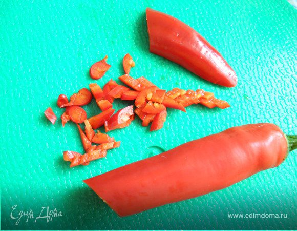  Креветки разморозить, залить вином и оставить мариноваться на полчаса-час.
Чили очистить от семян, мелко порезать.