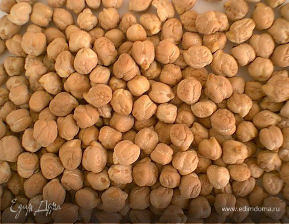 Замочить нут на ночь в холодной воде (ну или так: "залить нут в кастрюле холодной водой и уйти на работу"). Воды лейте побольше, нут ее хорошо в себя вбирает.

