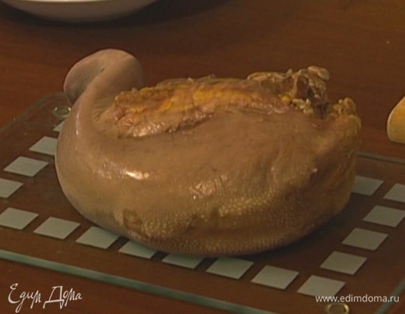 Язык вымыть, положить на час в холодную воду, затем отварить на небольшом огне до готовности и сразу же снять с него кожу.