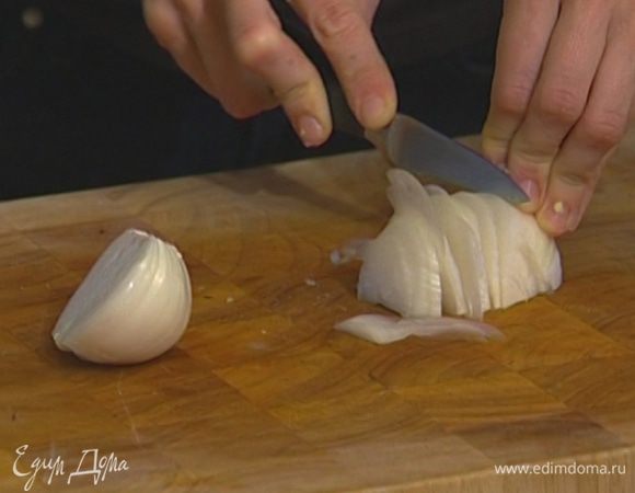 Лук почистить и тонко нарезать.