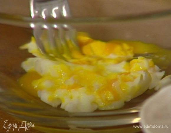 Яйцо комнатной температуры опустить в кипящую подсоленную воду и сварить всмятку. Готовое яйцо подержать под холодной водой, затем почистить и размять вилкой. 
