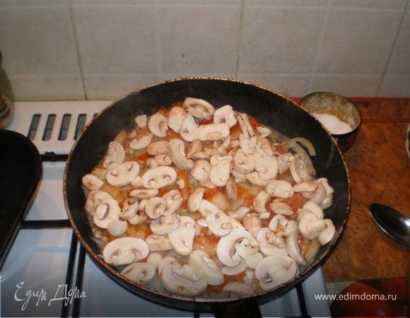 Разогреть в глубокой тяжелой сковородке растительное масло.Отставить сковородку и выложить слоями:размороженные мидии,лук полукольцами (можно предварительно замариновать в винном уксусе), некрупно нарезанный болгарский перец, помидоры, грибы.Верхний слой посолить, поперчить, смазать щедро майонезом (кто худеет может это и не делать менее вкусно не будет:).Присыпать мелко нарезанным чесночком.Закрыть крышкой и оставить на среднем огне 15мин.Открыть крышку и присыпать полностью натертым сыром (можно нарезанными кусочками)Но так, чтобы вся поверхность была закрыта.И поставить на огонь еще на 5 мин.