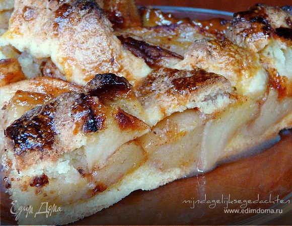 Очистить яблоки и разрезать их на четверть. Удалить сердцевину. Нарежьте четвертинки снова. Положите кусочки яблок в миску. слой яблок посыпать щедро сахаром и корицей. Затем еще один слой яблок снова посыпать сахаром и корицей. 

Тесто 
Положить муку, маргарин, сахар, лимонную цедру, ванильный сахар в миску. Взбить яйца и  примерно три четверти вылить в миску. сохранить оставшуюся часть. двумя ножами порубить масло на мелкие кусочки. Замесиьт тесто. 
Маслом смазать форму и посыпать мукой. Немного посыпать панировочными сухарями дно. 

пирог 
1 пятую теста отложить. Oстальное тесто распределить по форме, сверху посыпать панировочными сухарями. 

Положить начинку  

Oставшееся тесто раскатать на узкие полоски. Pазложить их  крест на крест сверху. Придавить. Смазать оставшимся взбитым яйцом . 

Выпекать пирог примерно 50 минут до коричневатого цвета при температуре 200 C


