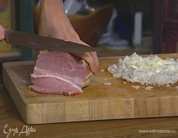 Лук почистить и мелко порубить.