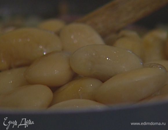 Фасоль замочить на ночь, затем отварить до готовности, в конце посолить. Воду слить и сохранить. 