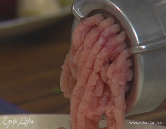 Свинину и копченую грудинку нарезать небольшими кусочками и пропустить через мясорубку.