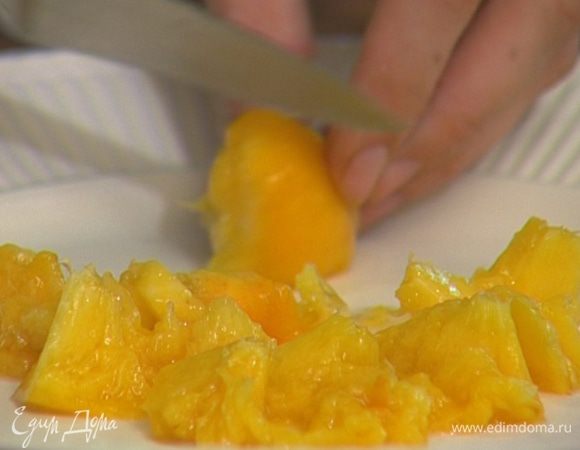 На каждом персике сделать крестообразный надрез, залить их кипятком и оставить на 1–2 минуты. Затем снять с персиков кожицу и удалить косточки, мякоть нарезать мелкими кусочками.