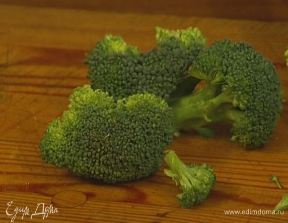 Брокколи разобрать на соцветия и отварить до полуготовности.