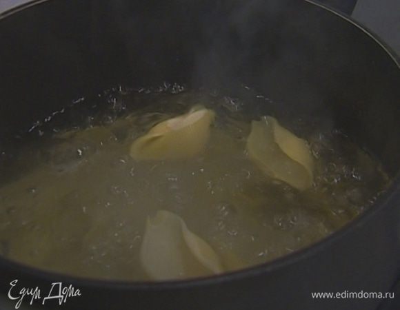 Макароны всыпать в кипящую воду, посолить и отварить до полуготовности. Воду слить и сохранить.