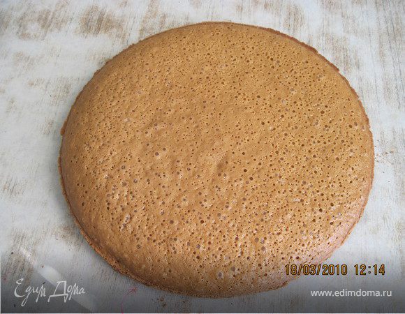 БИСКВИТ.
Разболтать яйца с сахаром и солью, вмешать муку и гашеную соду. Вылить в форму (у меня 24х24см) и выпекать до готовности при t=200-220гр. Остудить и разрезать на 2 коржа.